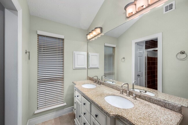 Photo - 1915 Creek Valley Ln