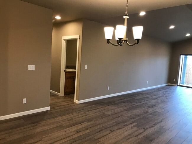 Photo - Single Level Home 3 Bedroom / 2 Bathroom in NW Redmond Oregon