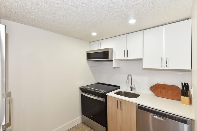 Building Photo - 160 Dowling Ave Toronto