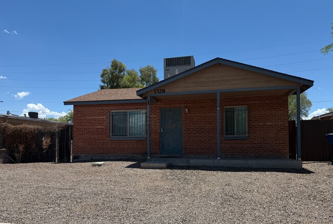 Building Photo - 1328 E Lee St