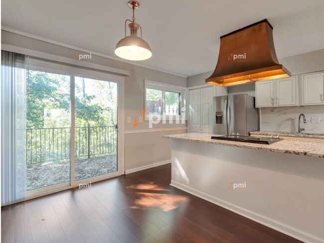 Photo - 3083 Colonial Way