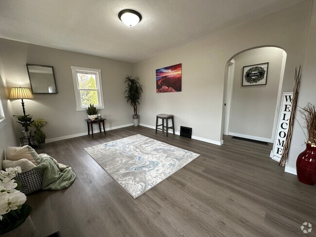 Building Photo - Remodeled 3 bed 1 bath home for rent in Ev...