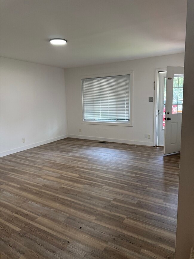 Photo - 533 Redwood Rd