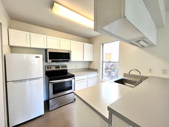 Building Photo - Fairway Terrace | Ground Floor 1BR/1BA Condo – Comfortable Island Living