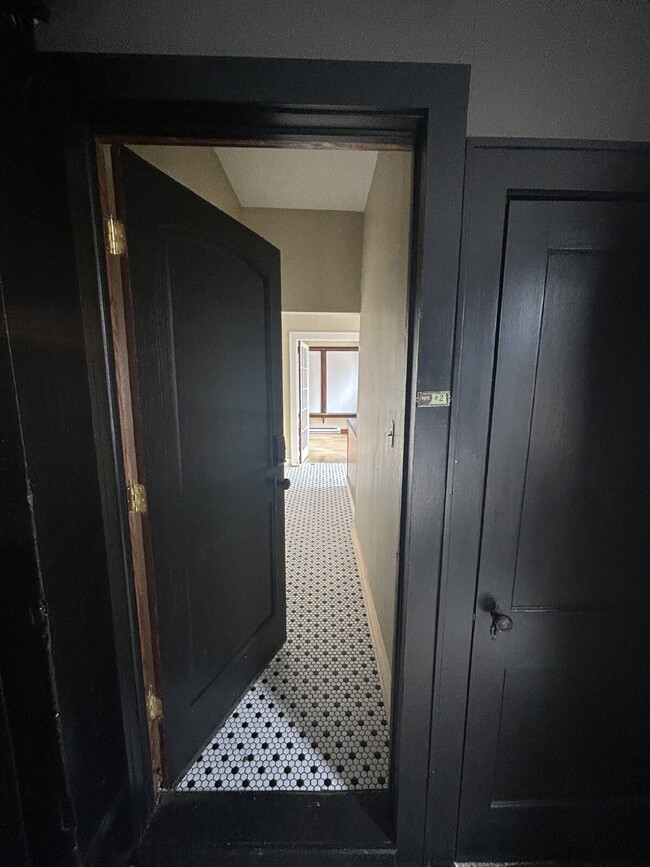 Building Photo - Studio apartment available September 1st i... Unit 2