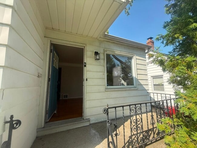 15811 Maplewood Ave