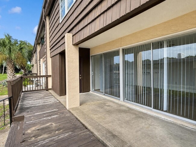 Building Photo - 404 Marshall Ct Unit 2