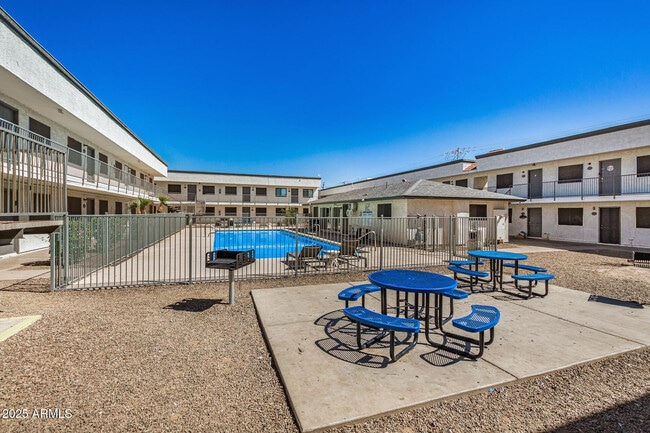 Building Photo - 18202 N Cave Creek Rd Unit Apt 246