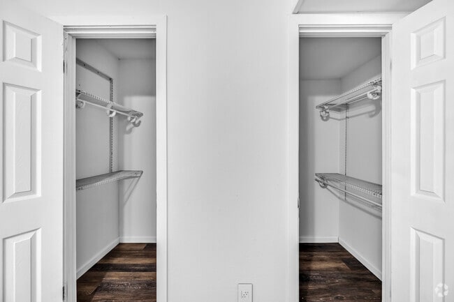 2br, 1ba - 705sqft Primary Closet