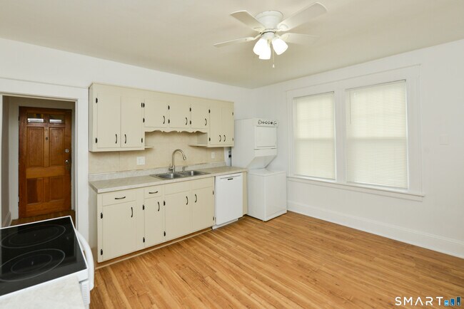 Photo - 390 Clinton St