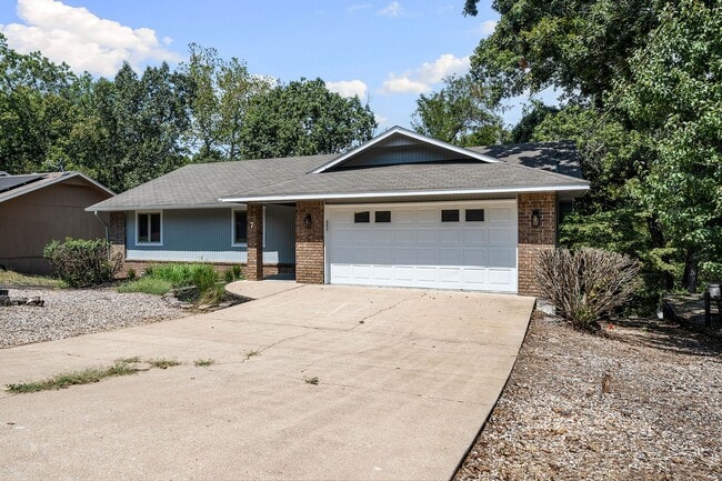 Photo - 7 Whitwick Ln