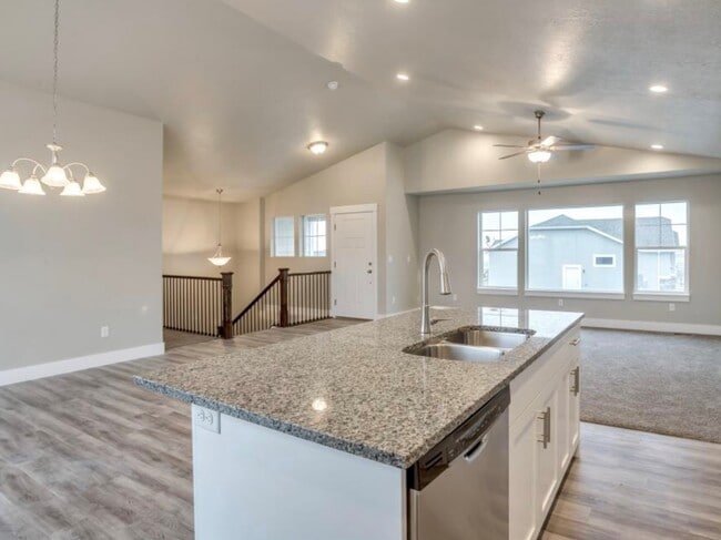 7181 N Skyview Ln Unidad Main Floor