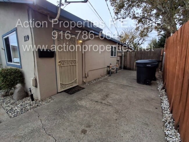 Photo - Central Roseville -Duplex 1 Bed, 1 Bath Duplex Large Fenced Yard, Gardener Included - No Laundry ...