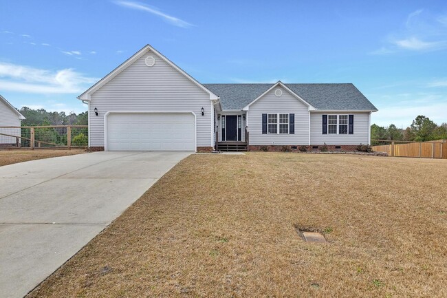 Modern Farmhouse Style with LARGE fenced yard - Modern Farmhouse Style with LARGE fenced yard