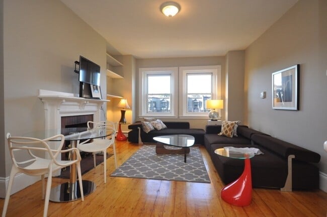 Building Photo - 218 Newbury St Unit 4 Rental
