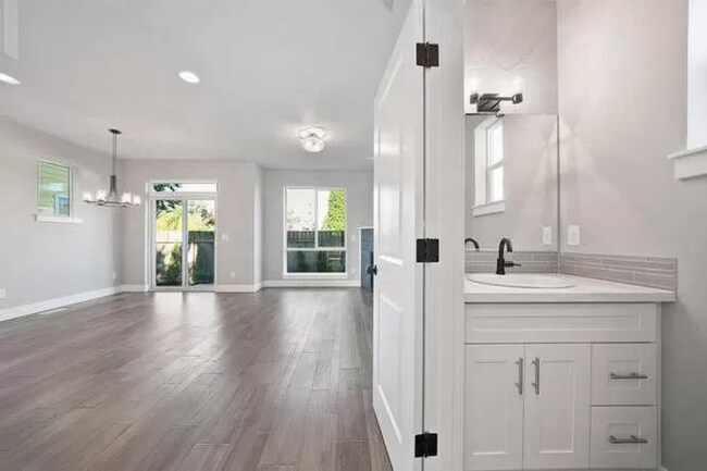 Photo - Bright & Beautiful Updated 4 bed, 3.5 bath in the Heart of the Brentwood-Darlington Neighborhoods