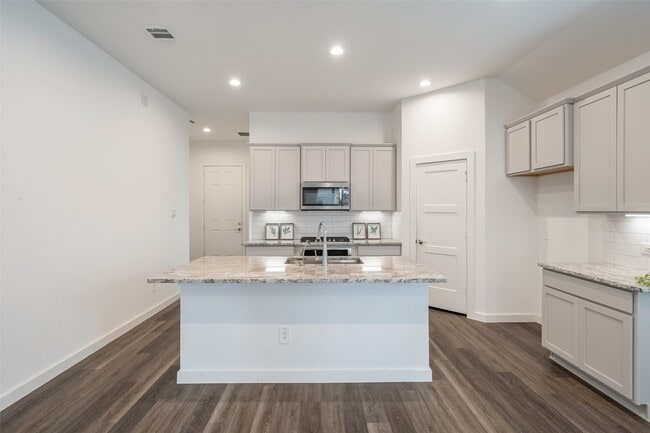 Building Photo - 1613 Sunbend Ln