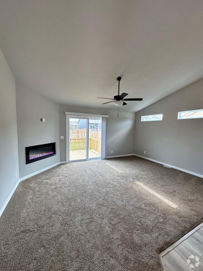 Building Photo - Newer Home with Style & Space in Growing S...