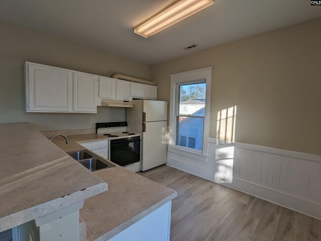 3121 Rosewood Dr