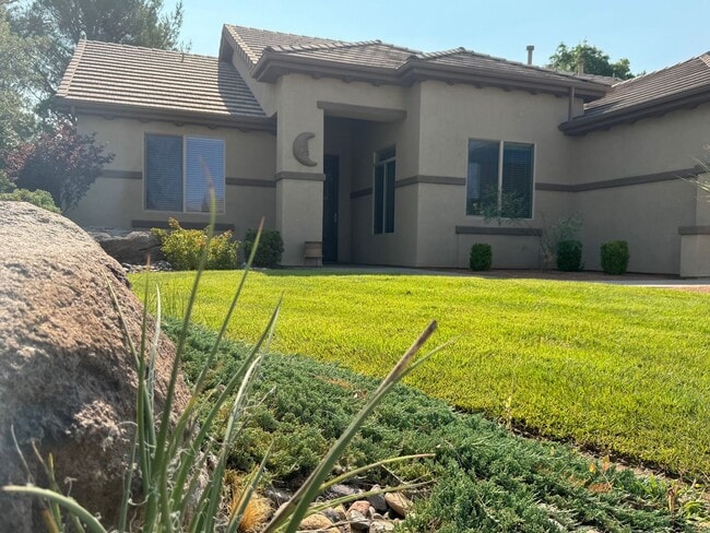 Building Photo - 3-Bed, 2-Bath Standalone Home with 2 Car G...