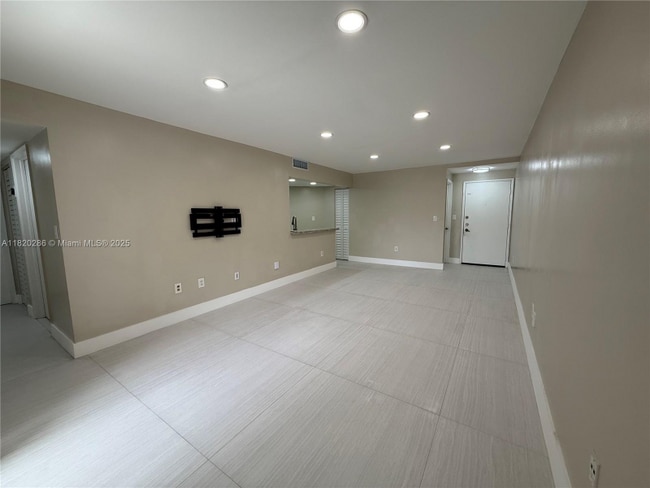 Building Photo - 9405 Fontainebleau Blvd Rental
