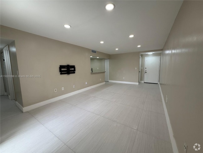 Building Photo - 9405 Fontainebleau Blvd Rental