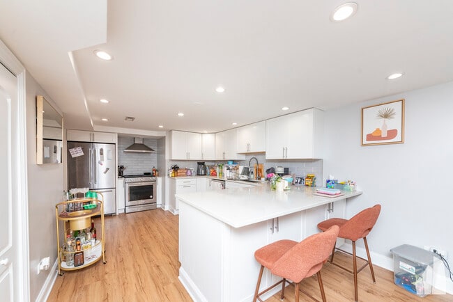 Photo - 1545 W Addison St Unit GDN
