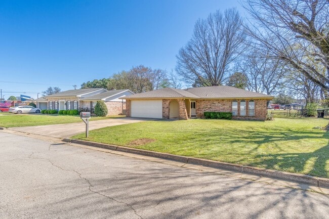 Photo - 8208 Mark Ln