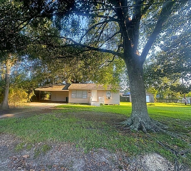 Building Photo - Cozy Country