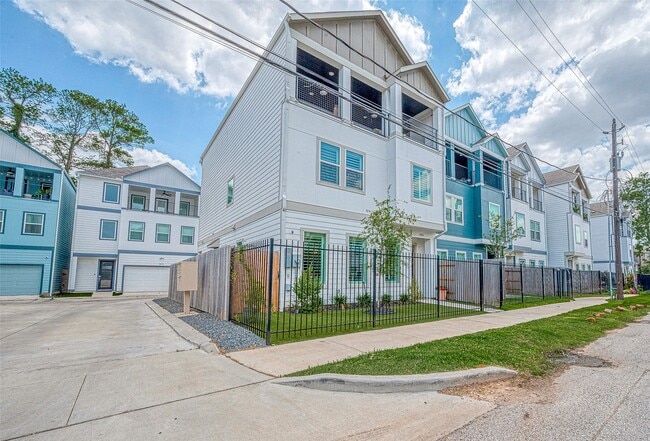 Photo - 909-A W 35th St