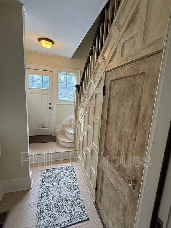 Building Photo - 145 Soundview Rd