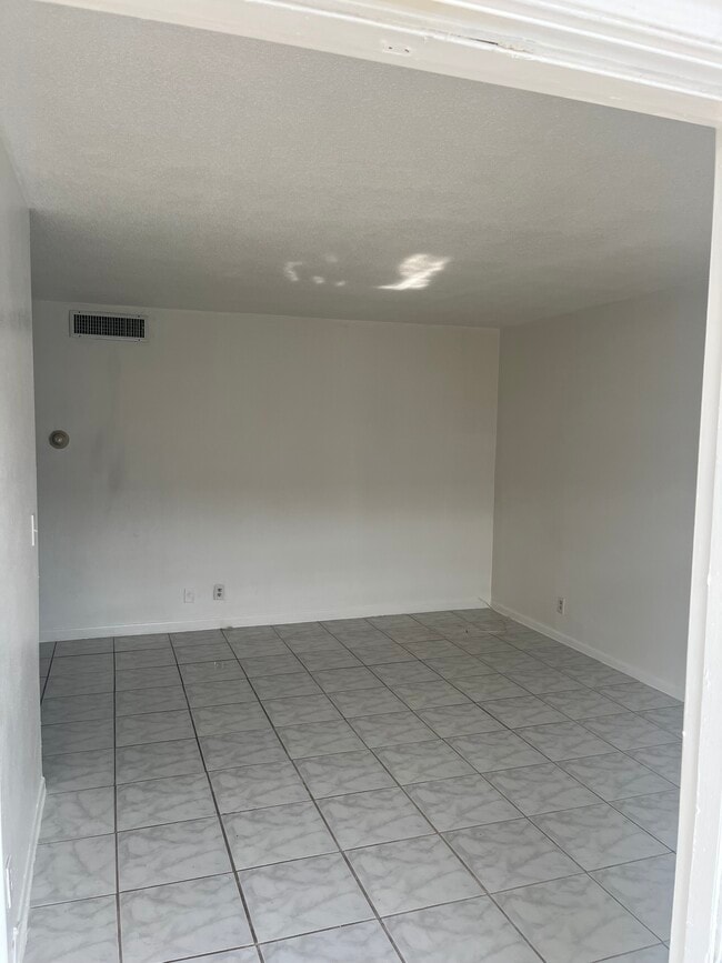 Building Photo - 2238 Monroe St Unit 303 Rental