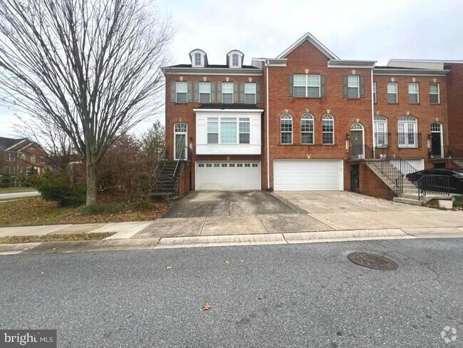 Building Photo - Gorgeous end of group 3bd 2.5bth townhouse