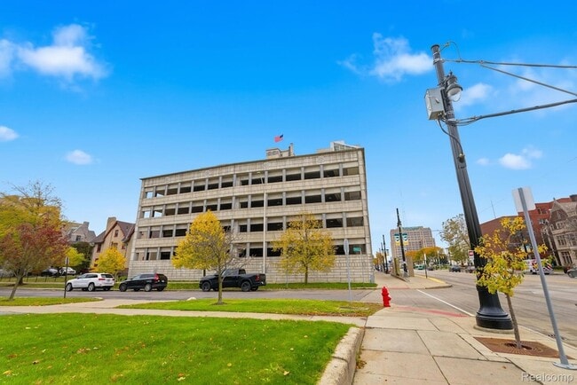 Photo - 15 E Kirby St Unit 204