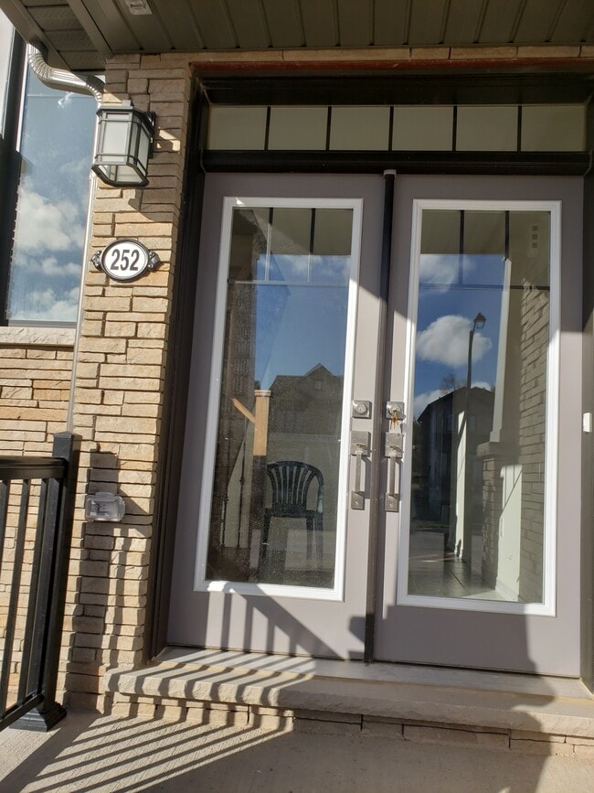 Building Photo - 252 Bedrock Dr