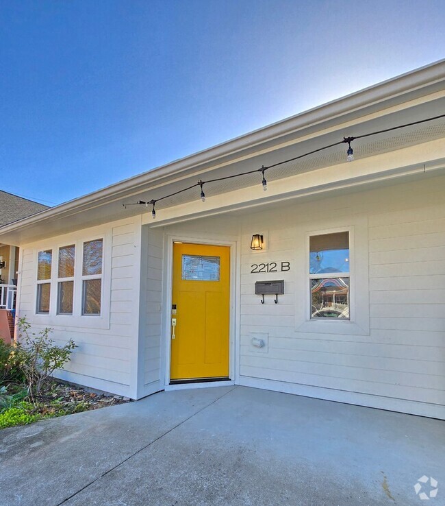 Building Photo - 3BD/2BA - Trendy duplex located in Carolin... Rental