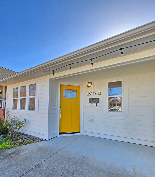 3BD/2BA - Trendy duplex located in Carolin... - 3BD/2BA - Trendy duplex located in Carolin... House