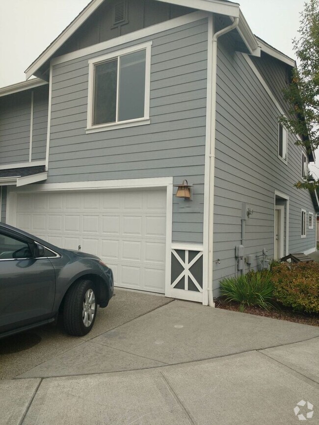 Building Photo - South Hill Duplex- Two Bedrooms Plus Bonus... Rental