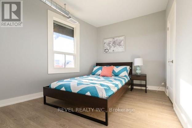 Photo - 1000 King St E