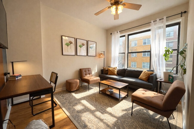 Building Photo - 906 N Damen Ave Unit SI ID1511813P