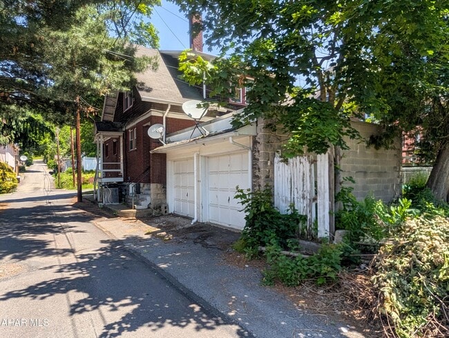 243 Lunen St
