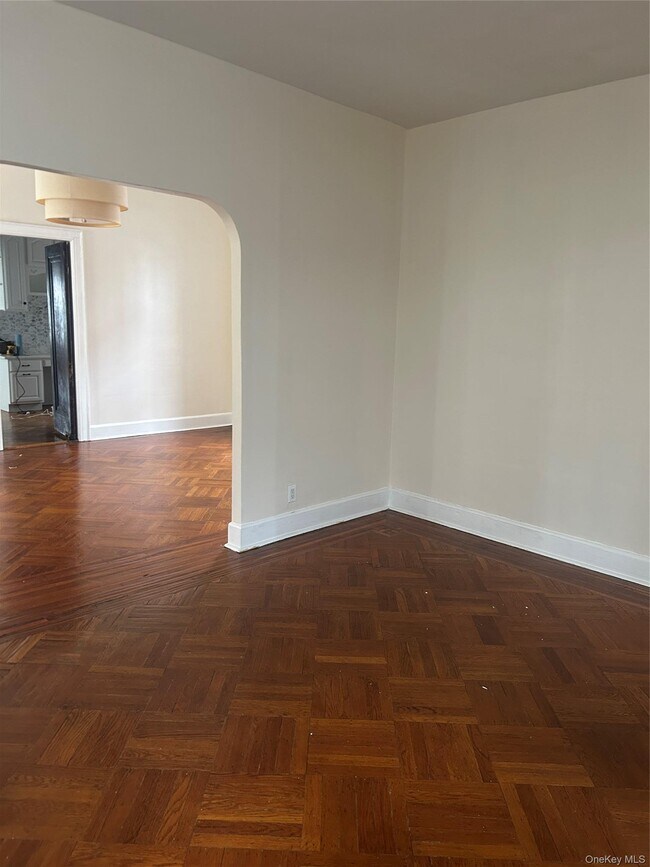 Photo - 594 E 38th St