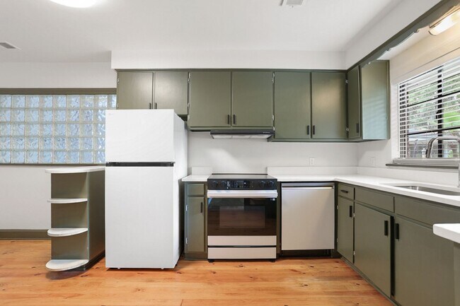 Photo - Renovated 3BR / 2BA Home for Rent on Gordonston Ave
