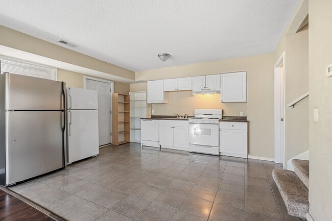 Photo - 629 SE Oak St Apartment Unit 2