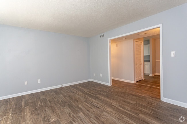 1BR, 1BA - 1,000 SF