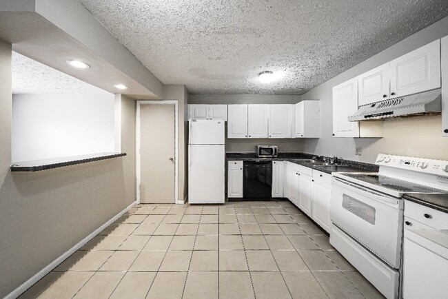 Cocina comedor, bar con electrodomésticos - UNIVERSITY TOWNHOMES in KENT
