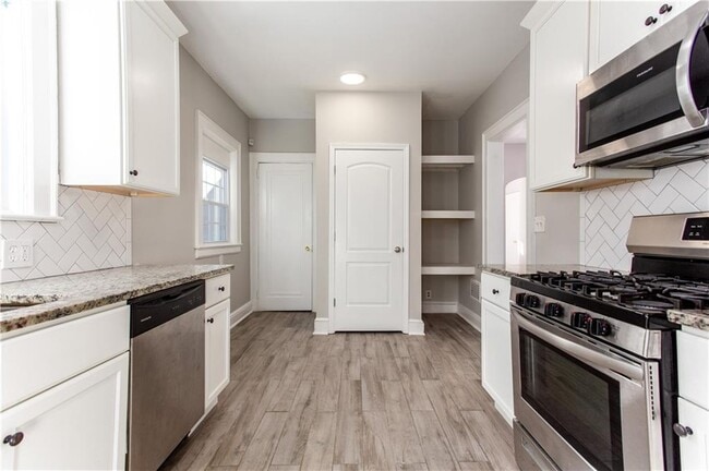 Photo - 1665 Beecher St SW