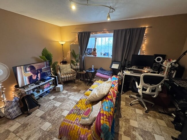 Building Photo - WOW!!!! GREAT DEAL! 1 BEDROOM ON ALLSTON/BRIGHTON LINE AVAIL 9/1