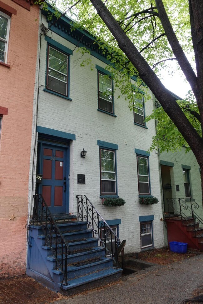 Historical Building on beautiful Hudson Avenue! Close to restaurants and shopping. - 327 Hudson Ave Unit Apartment #1