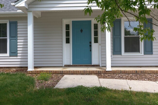 Photo - APPLICATIONS PENDING! Maintenance-free 3 b...